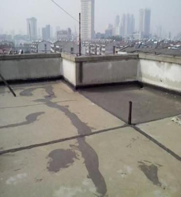 鹰潭市漏水维修 楼顶漏水是什么原因，楼顶漏水维修方法是什么?